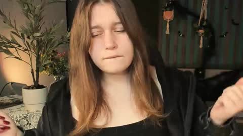 Snapshot of fioramarmoris chatting on 10.19.25 fiora online show from 10.19.25