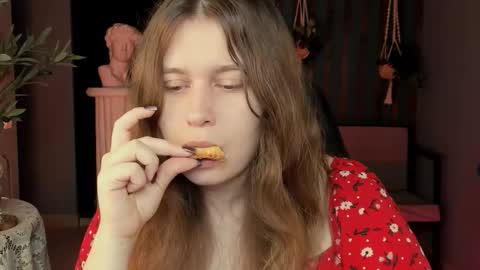 Snapshot of fioramarmoris chatting on 11.04.25 fiora online show from 11.04.25