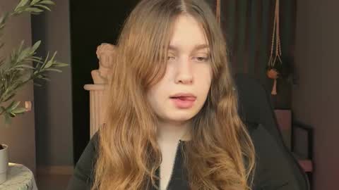 Snapshot of fioramarmoris chatting on 11.07.25 fiora online show from 11.07.25