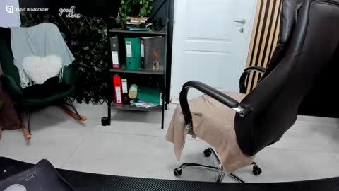 Snapshot of fireflowers_ chatting on 09.12.25 Kallisy online show from 09.12.25