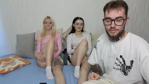 Snapshot of first_day_ chatting on 09.18.25 ALICESTEVEVECTOR pvt open  online show from 09.18.25