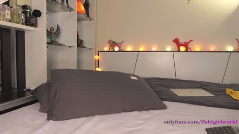 Snapshot of fishtgirlworld chatting on 02.08.25 Tia online show from 02.08.25