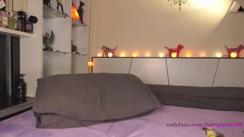 Snapshot of fishtgirlworld chatting on 02.14.25 Tia online show from 02.14.25