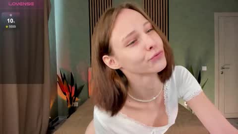 Snapshot of fixielu chatting on 09.18.25 im Linda please give me thumbs up online show from 09.18.25