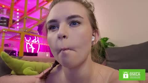 Snapshot of flexi_pixie chatting on 11.10.25 Leia online show from 11.10.25