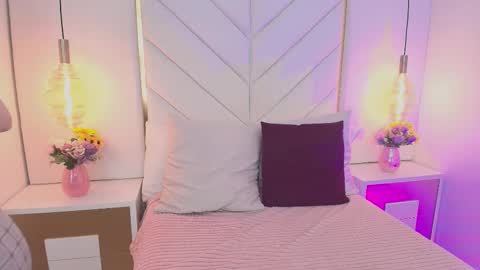 Snapshot of flor_deluna chatting on 09.17.25 Luna online show from 09.17.25