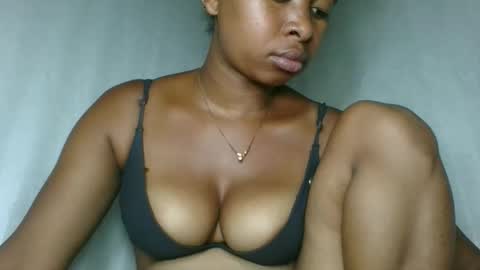 Snapshot of florencia011 chatting on 12.18.25 florencia011 online show from 12.18.25