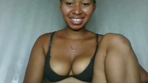 Snapshot of florencia011 chatting on 12.21.25 florencia011 online show from 12.21.25