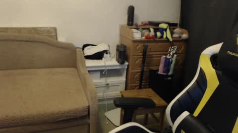 Snapshot of fluffy_boney chatting on 01.28.25 Alexey online show from 01.28.25