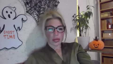 Snapshot of fox_red_lady7 chatting on 10.31.25 fox_red_lady7 online show from 10.31.25