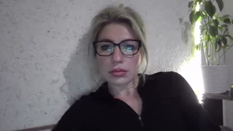 fox_red_lady7 online show from 12.19.25