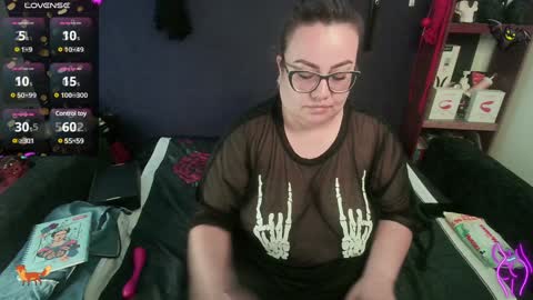 Snapshot of foxxbell chatting on 12.29.24 foxxbell online show from 12.29.24