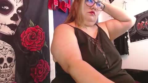 Snapshot of foxxbell chatting on 10.29.25 foxxbell online show from 10.29.25