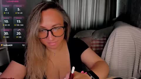 Snapshot of foxxxy__lady chatting on 09.11.25 Kris online show from 09.11.25