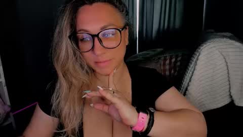 Snapshot of foxxxy__lady chatting on 09.19.25 Kris online show from 09.19.25