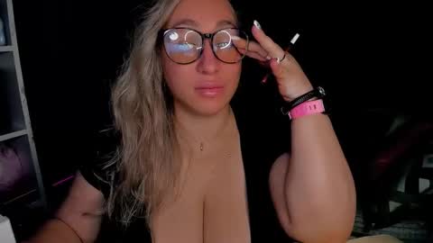 Snapshot of foxxxy__lady chatting on 11.12.25 Kris online show from 11.12.25