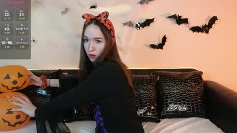 Snapshot of foxxy_girl_ chatting on 10.31.25 andice online show from 10.31.25