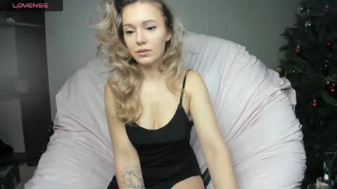 Snapshot of foxy_blond chatting on 12.25.24 Foxy online show from 12.25.24