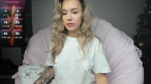 Snapshot of foxy_blond chatting on 12.26.24 Foxy online show from 12.26.24