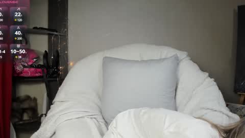 Snapshot of foxy_blond chatting on 02.01.25 Foxy online show from 02.01.25