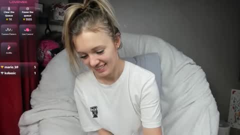 Snapshot of foxy_blond chatting on 02.22.25 Foxy online show from 02.22.25