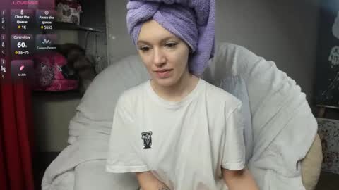 Snapshot of foxy_blond chatting on 02.25.25 Foxy online show from 02.25.25