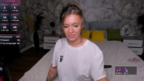 Snapshot of foxy_blond chatting on 02.26.25 Foxy online show from 02.26.25