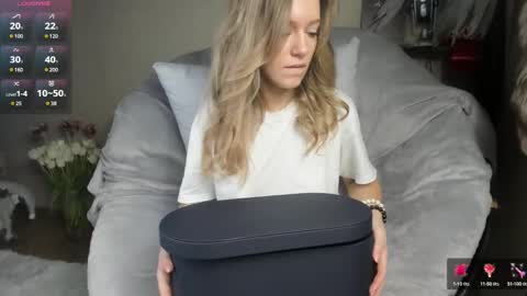 Snapshot of foxy_blond chatting on 03.12.25 Foxy online show from 03.12.25