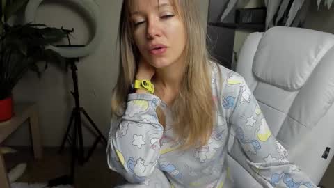 Snapshot of foxy_blond chatting on 09.18.25 Foxy online show from 09.18.25