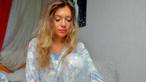 Snapshot of foxy_blond chatting on 09.30.25 Foxy online show from 09.30.25