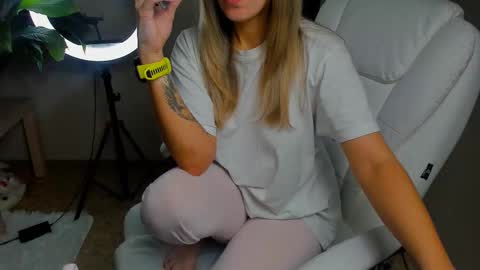 Snapshot of foxy_blond chatting on 10.22.25 Foxy online show from 10.22.25