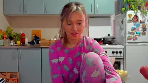 Snapshot of foxy_blond chatting on 11.07.25 Foxy online show from 11.07.25