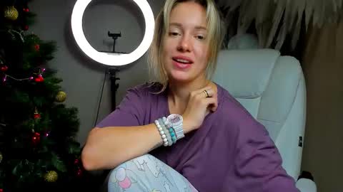 Snapshot of foxy_blond chatting on 12.03.25 Foxy online show from 12.03.25