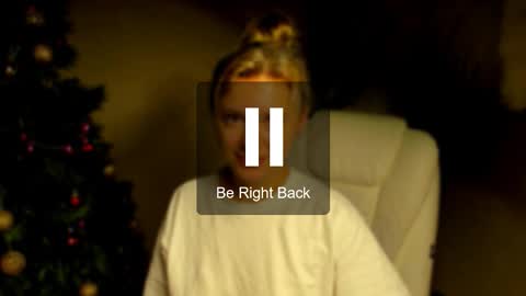 Snapshot of foxy_blond chatting on 12.17.25 Foxy online show from 12.17.25