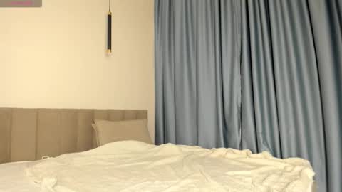 Snapshot of foxy_dreamss chatting on 10.28.25 Rose online show from 10.28.25