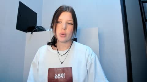 Snapshot of foxy_dreamss chatting on 11.02.25 Rose online show from 11.02.25