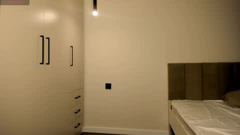 Snapshot of foxy_dreamss chatting on 11.06.25 Rose online show from 11.06.25