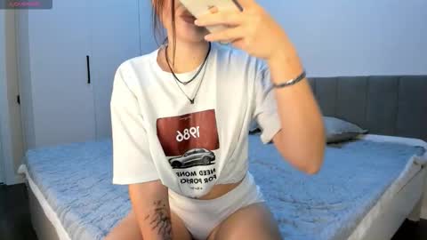 Snapshot of foxy_dreamss chatting on 11.17.25 Rose online show from 11.17.25