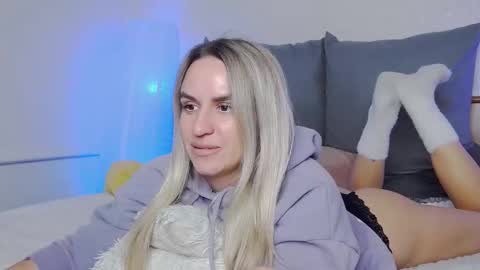 Snapshot of foxy_kimmi chatting on 11.25.25 Foxy Kimmi online show from 11.25.25