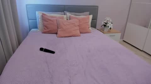 Nikadont forgot give me thumbs up online show from 02.18.25