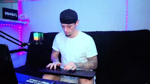 Snapshot of frankoafterdark chatting on 11.05.25 Franco online show from 11.05.25