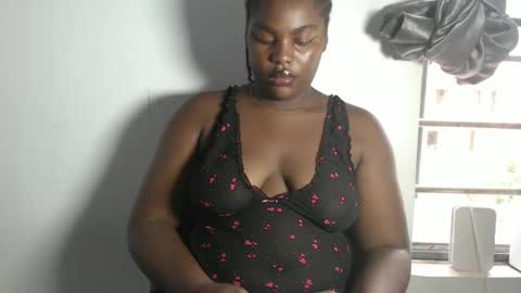 Snapshot of freakie_clit chatting on 12.04.24 pandora online show from 12.04.24