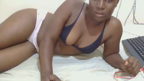 Snapshot of freaky_hearts chatting on 12.05.25 ellina online show from 12.05.25