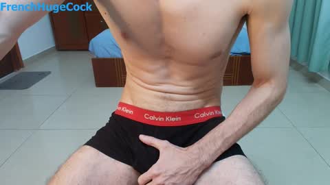 Snapshot of french_huge_cock chatting on 10.30.25 Manson FrenchHugeCock online show from 10.30.25