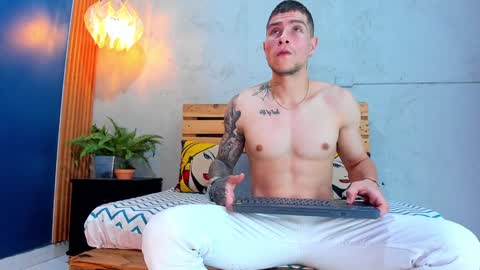 Snapshot of french_sexx chatting on 01.08.25 Xavier online show from 01.08.25