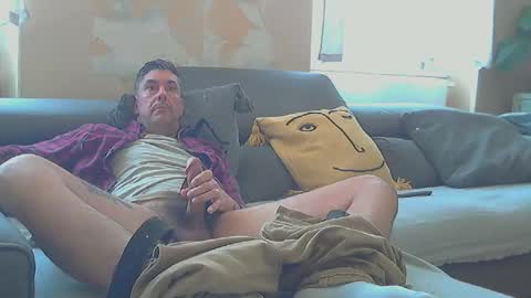 Snapshot of frenchpapalover chatting on 02.21.25 frenchpapalover online show from 02.21.25