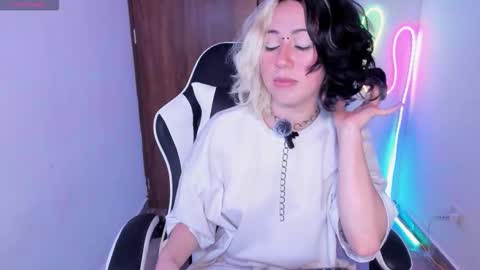 Snapshot of frida_lassi_ chatting on 11.15.25 frida_lassi_ online show from 11.15.25