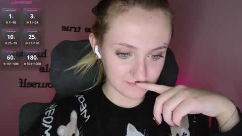 Snapshot of frosty_blueberries4 chatting on 11.23.25 ANA online show from 11.23.25