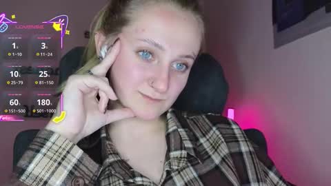 Snapshot of frosty_blueberries4 chatting on 12.01.25 ANA online show from 12.01.25