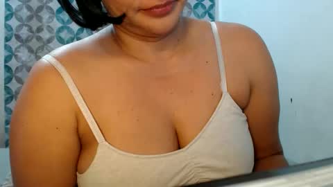 Snapshot of gabysot chatting on 12.21.25 gabysot online show from 12.21.25